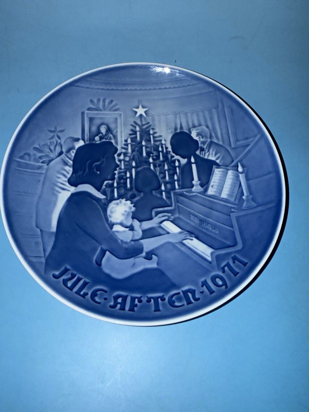B&G Jul i Hjemmet 1971 Porcelain Blue & White Christmas Collector Plate 7"